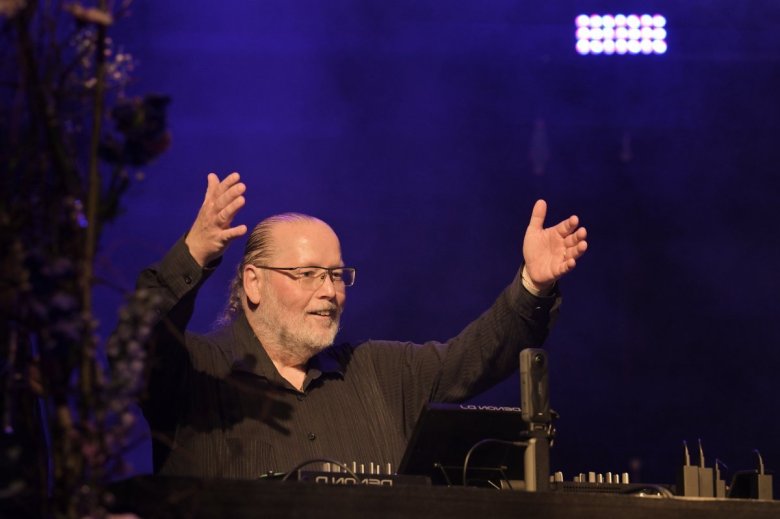 DJ Sony begrüßt seine Gäste in violett-blauer Lichtstimmung