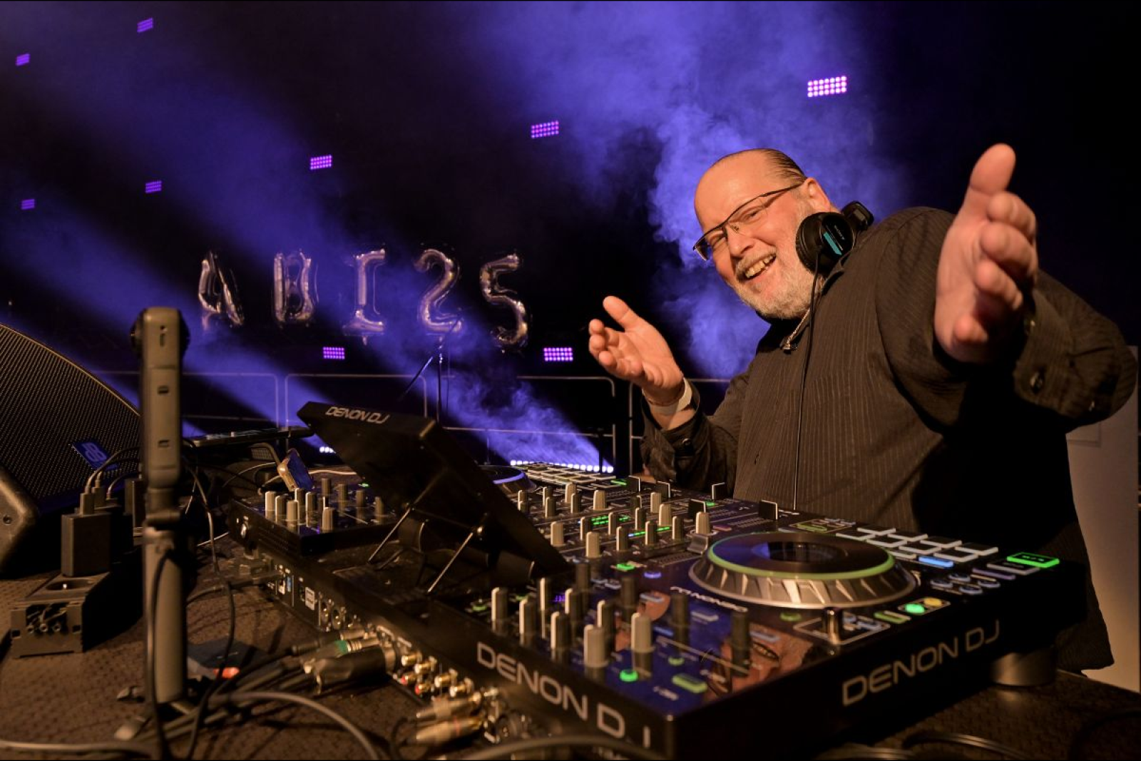 Platzhalter: DJ Sony gut gelaunt hinter seinem DJ-Pult