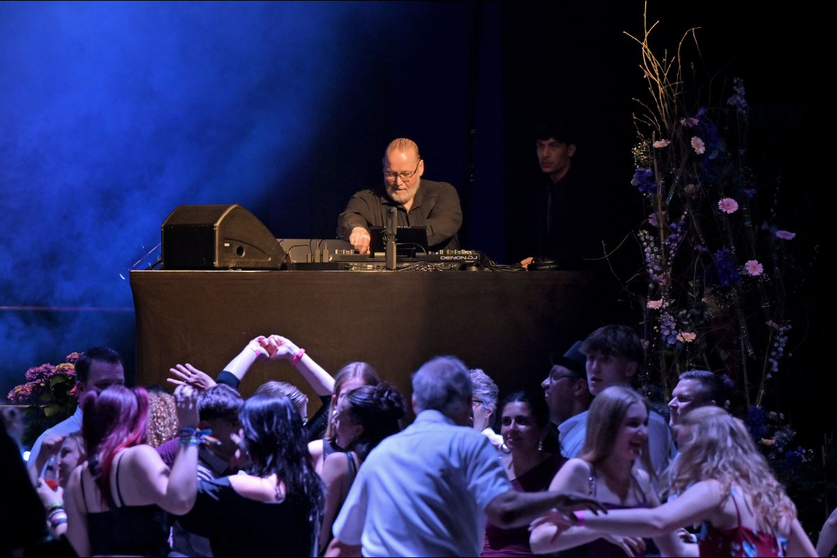 DJ Sony begleitet einen Abiball mit tanzenden Gästen
